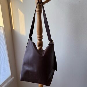 Madewell The Essential Bucket Tote in Chocolate Raisin